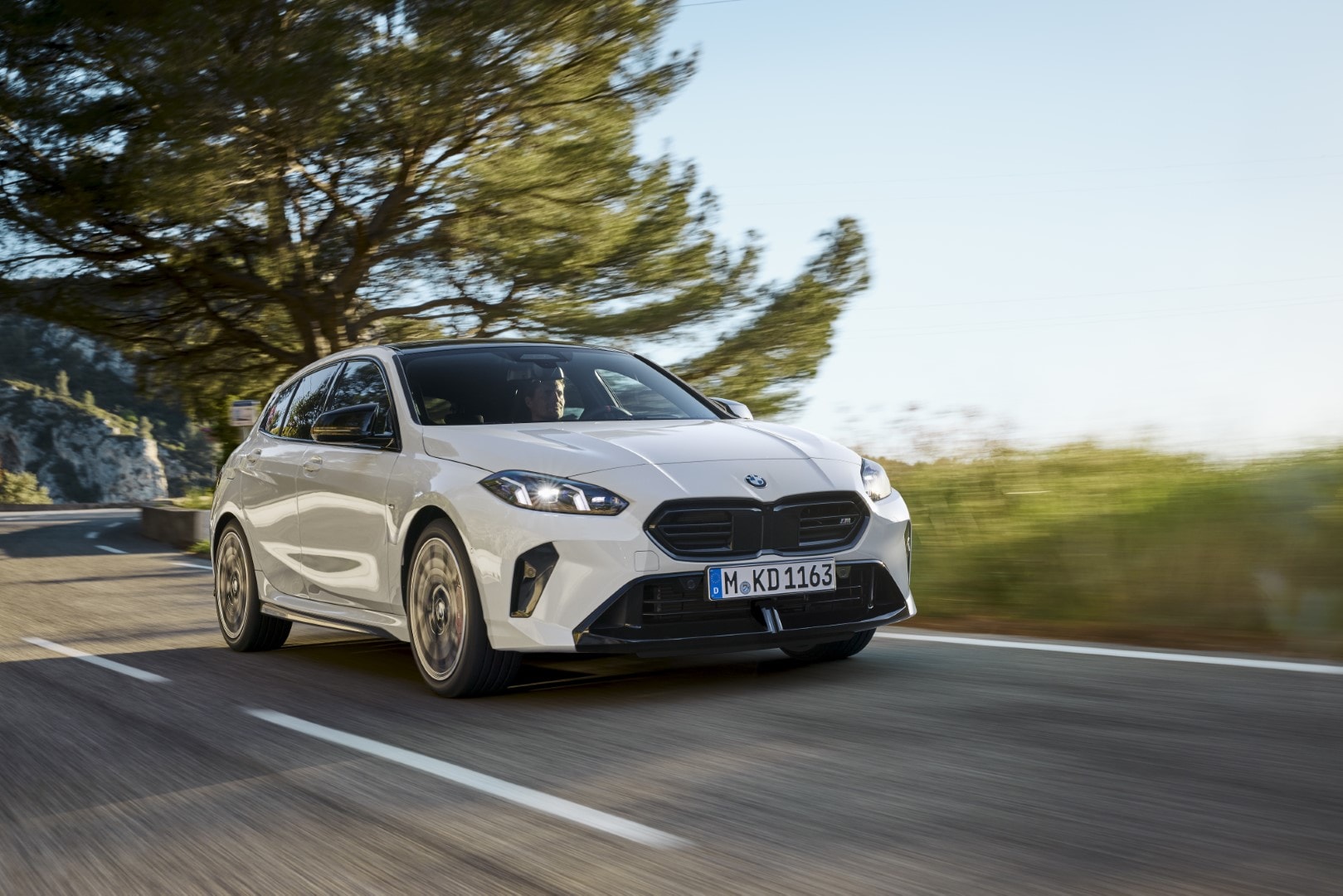 BMW Serie 1 mostrando su faceta más dinámica en carretera abierta.