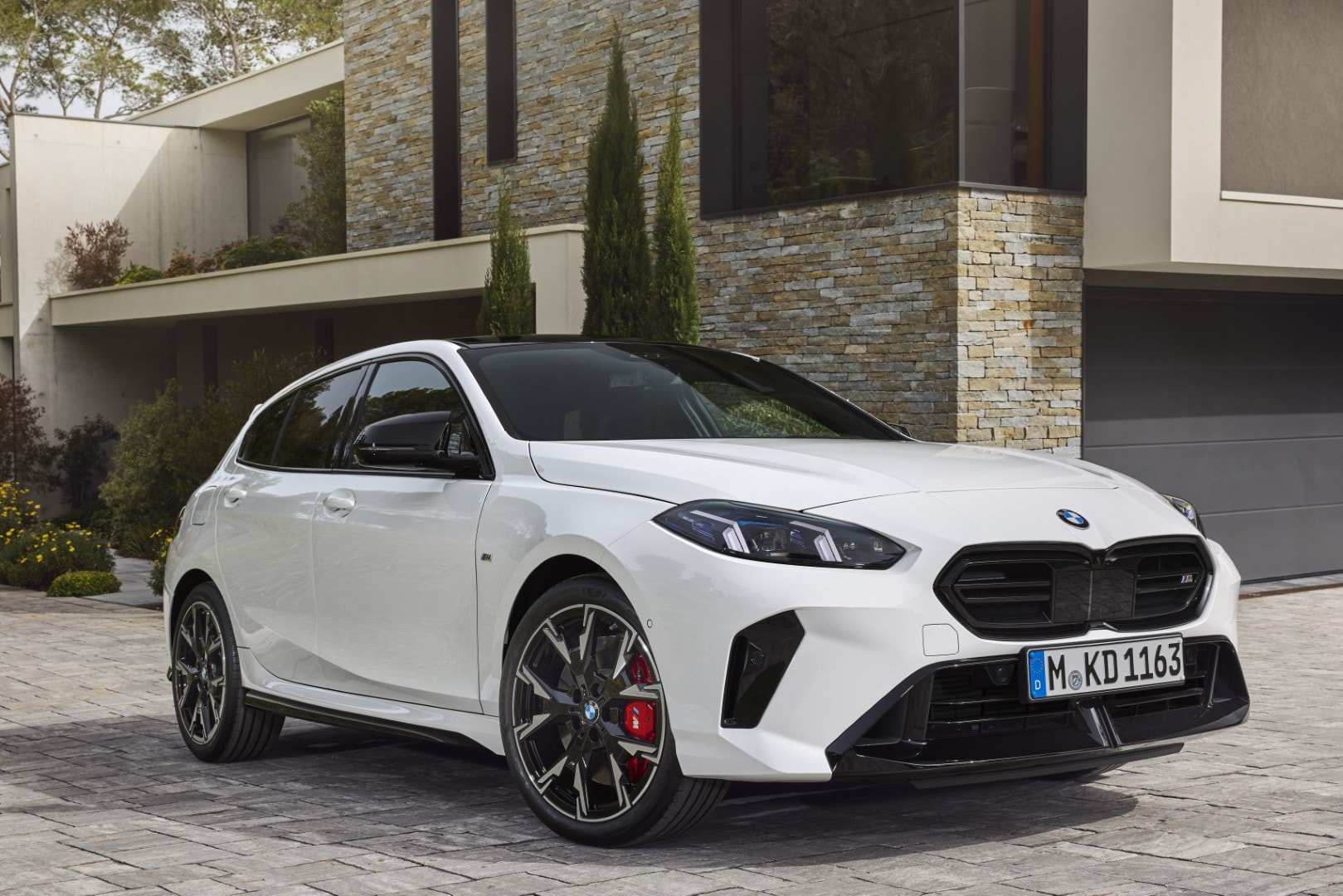 Líneas agresivas y deportividad en el frontal del BMW Serie 1.