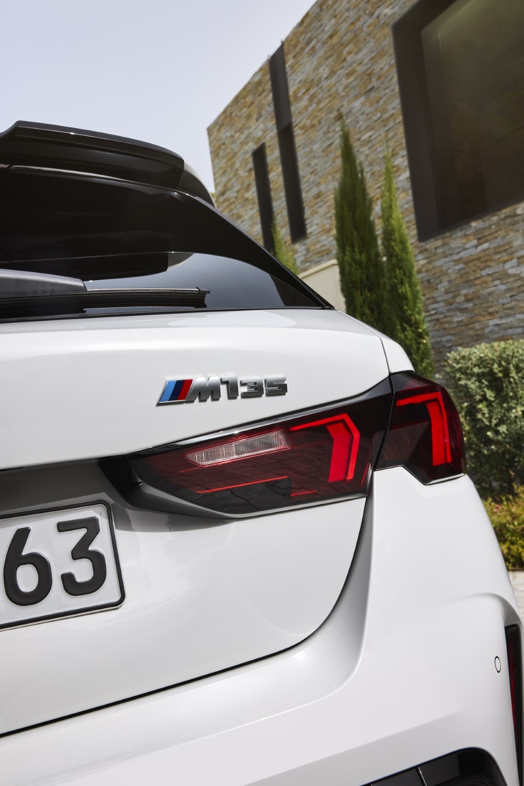 Perspectiva aérea del BMW Serie 1 mostrando su techo y diseño trasero en carretera.