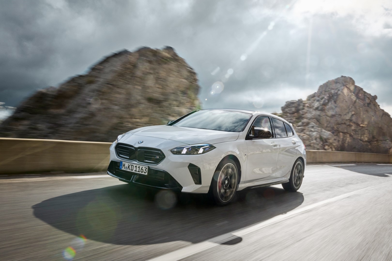 Trasera del BMW Serie 1 con distintivos M Performance y ópticas modernas.