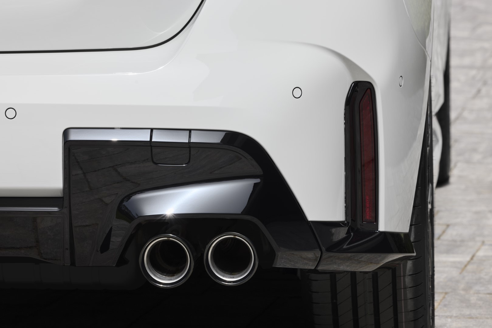 Vista detallada de las salidas de escape y difusor trasero.