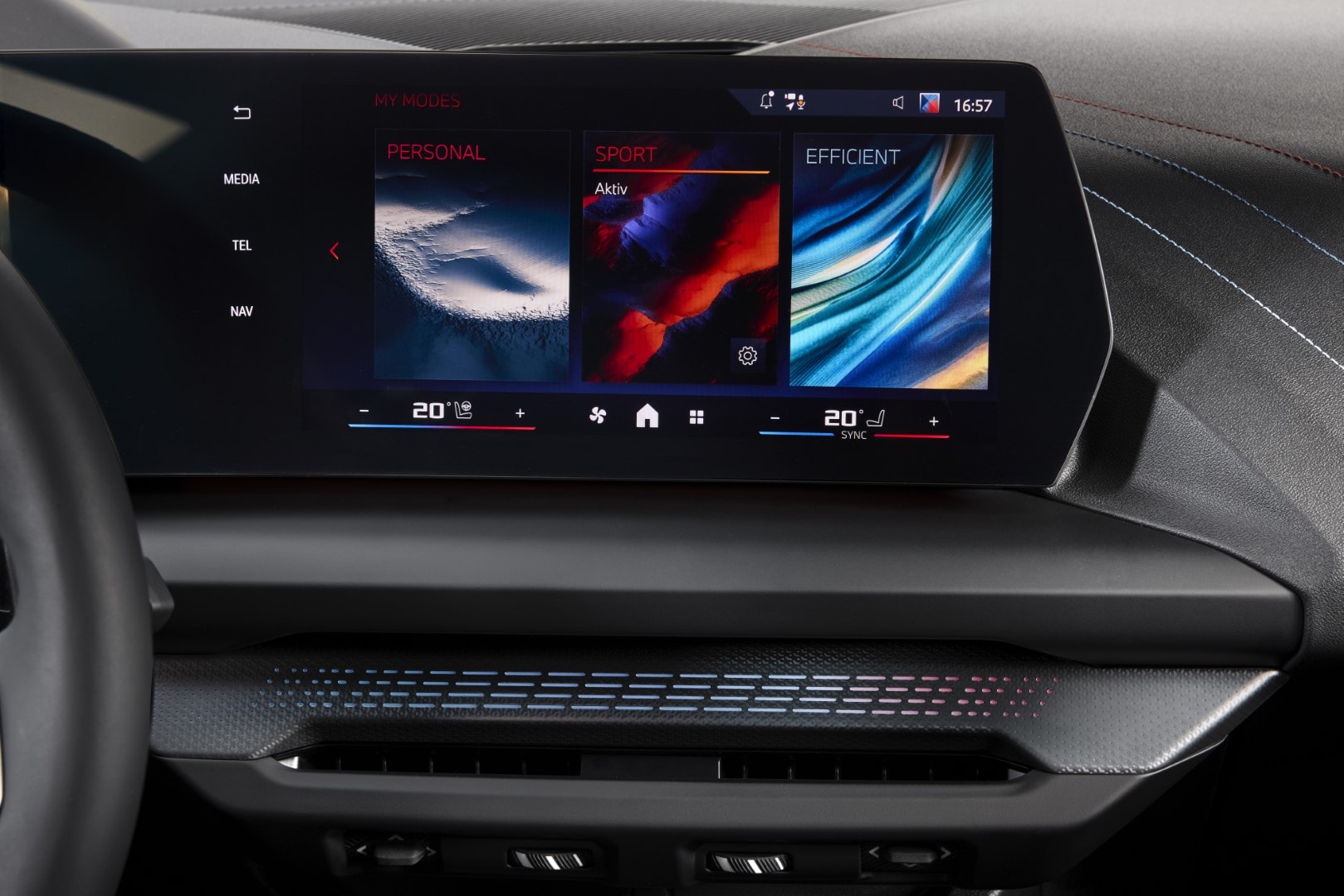 Pantalla táctil mostrando los modos de conducción del BMW Serie 1.