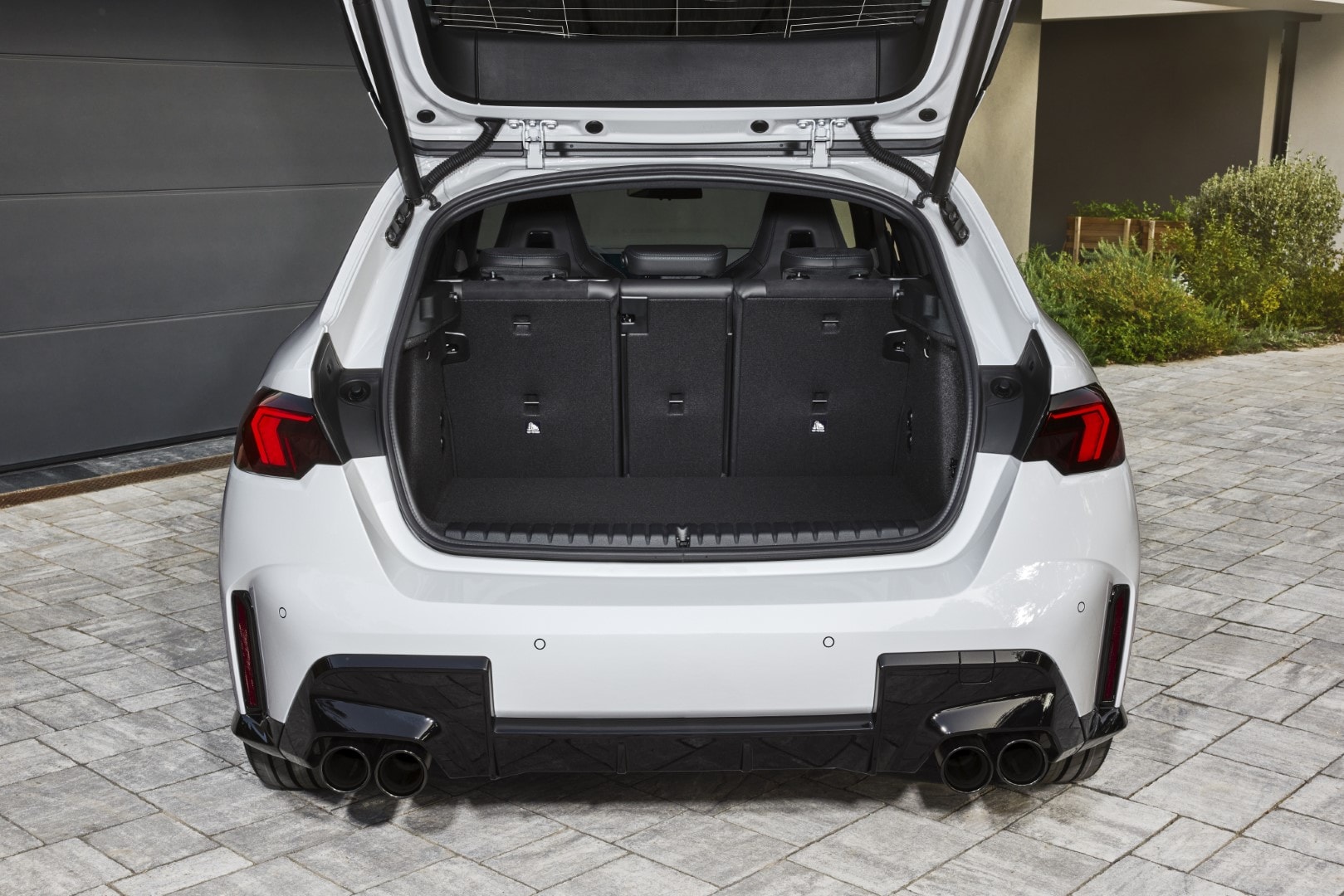 Imagen funcional del maletero del BMW Serie 1, mostrando su capacidad y flexibilidad.