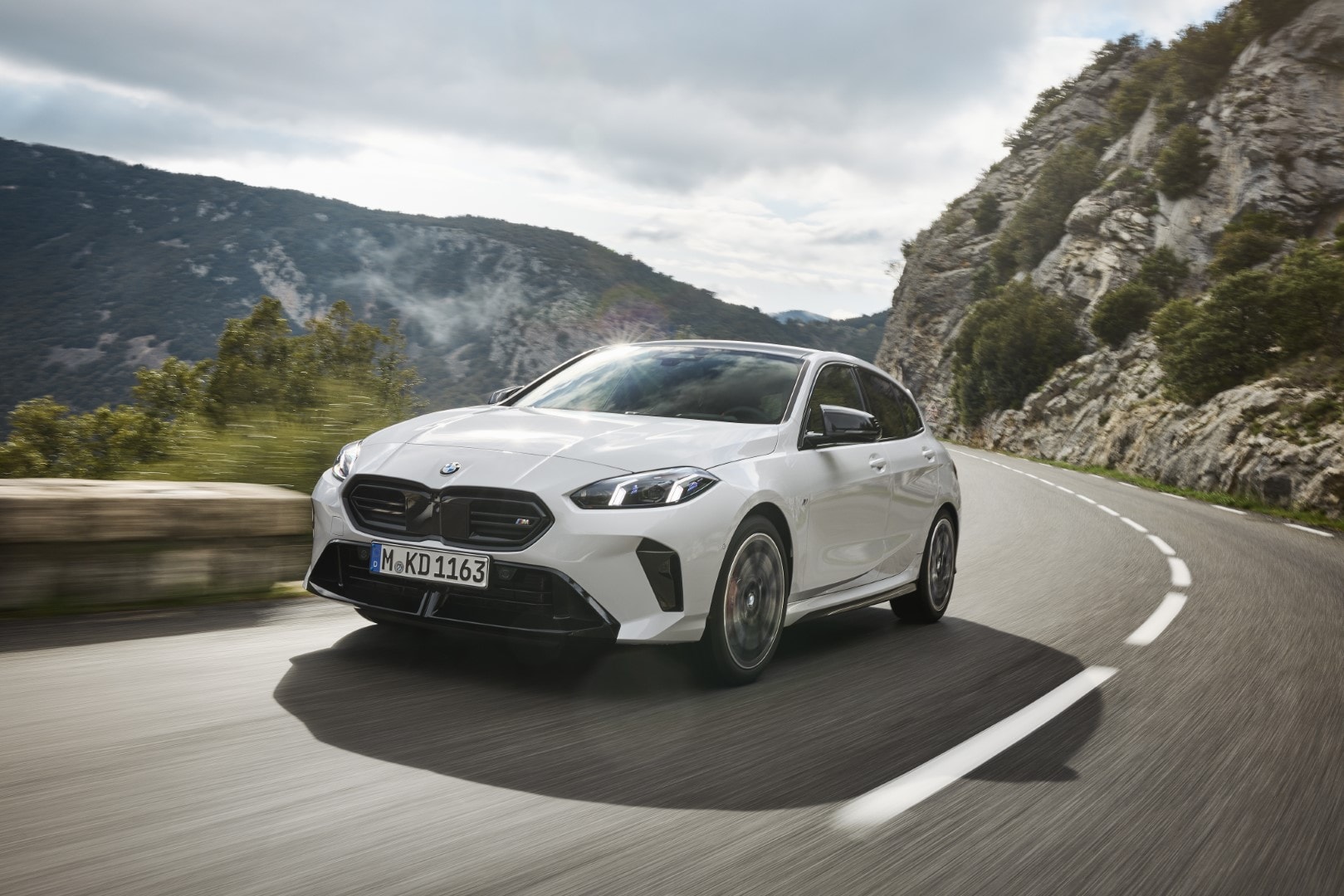 Vista frontal agresiva del BMW Serie 1, listo para dominar la carretera.