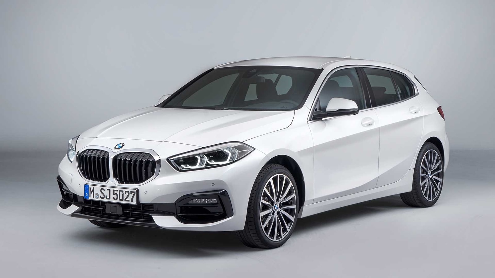 BMW Serie 1 mostrando su diseño lateral y frontal con elegancia.