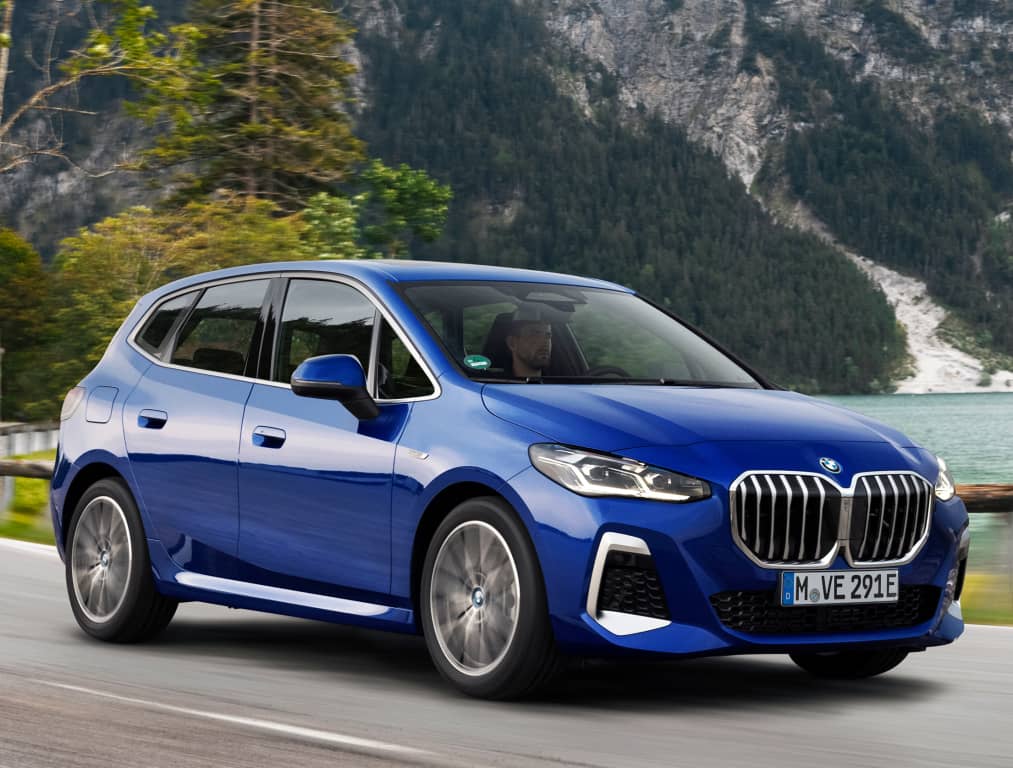 BMW Serie 2 Active Tourer híbrido en movimiento, vista delantera-lateral.