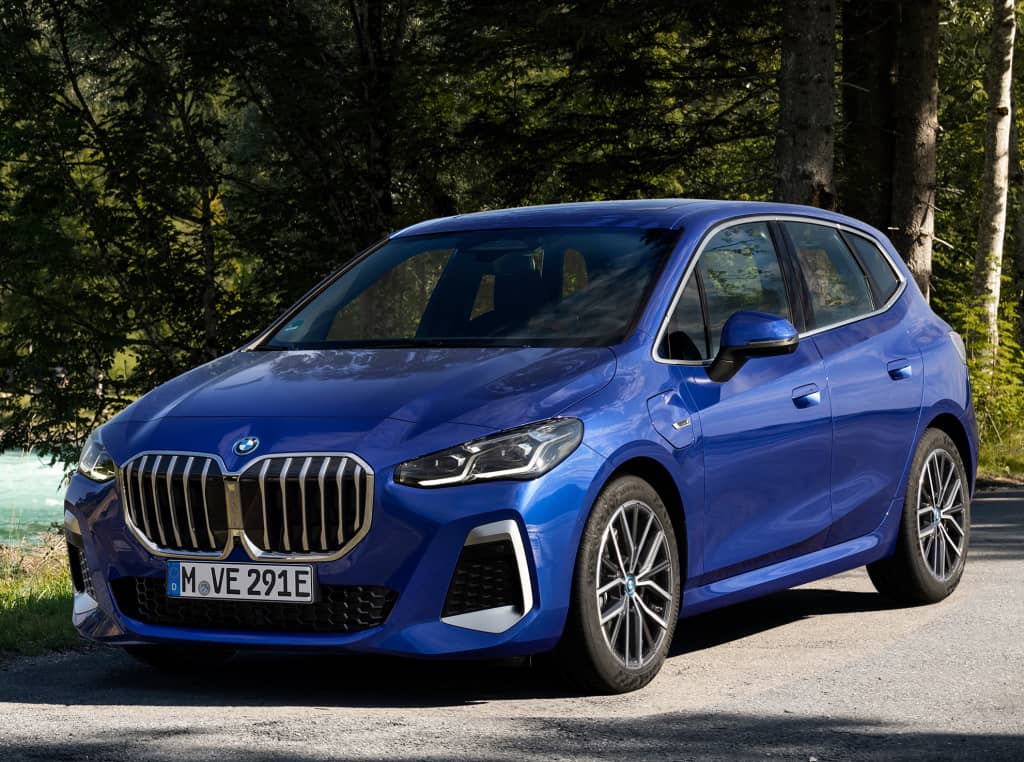 BMW Serie 2 Active Tourer híbrido detenido, vista delantera-lateral.