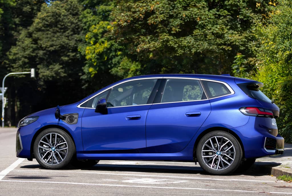 Perfil lateral del BMW Serie 2 Active Tourer híbrido estacionado.