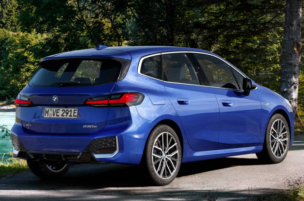 Vista trasera completa del BMW Serie 2 Active Tourer híbrido mostrando su diseño y faros.