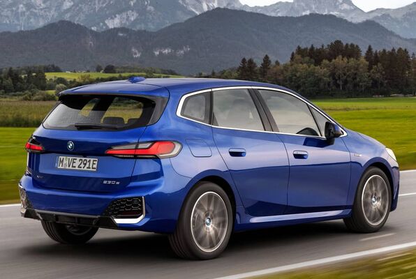 Imágen dinámica de BMW Serie 2 Active Tourer híbrido, vista trasera-lateral. Imágen dinámica de BMW Serie 2 Active Tourer híbrido, vista trasera-lateral.