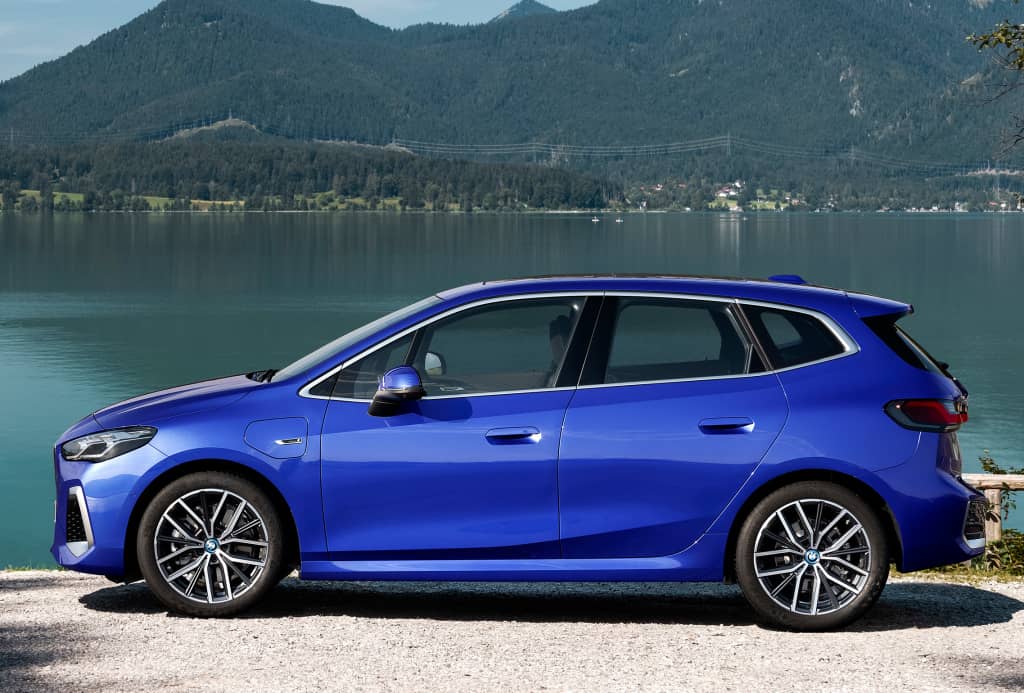 BMW Serie 2 Active Tourer estacionado frente a un lago, perfil lateral.