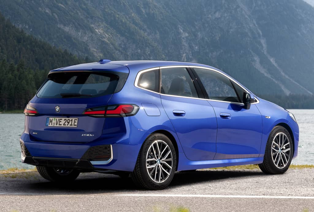 Vista trasera y lateral del BMW Serie 2 Active Tourer Híbrido.