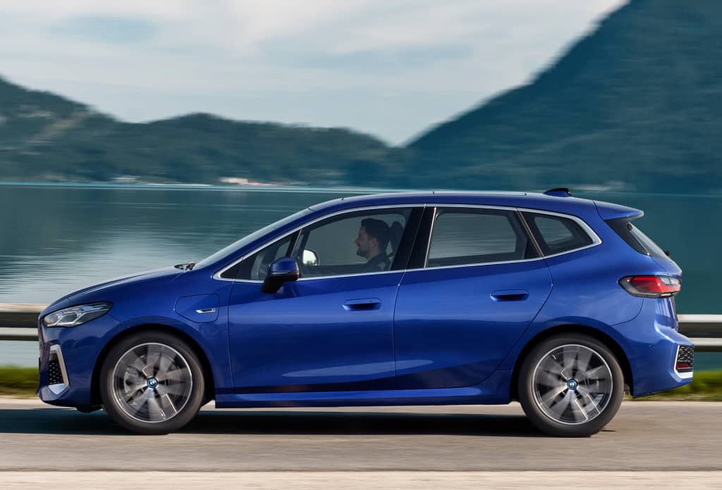 Perfil lateral del BMW Serie 2 Active Tourer híbrido en carretera, muestra línea y diseño.