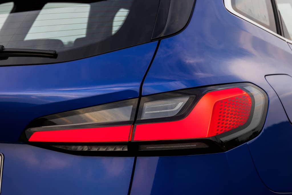 Detalle de la luz trasera LED del BMW Serie 2 Active Tourer, diseño moderno.