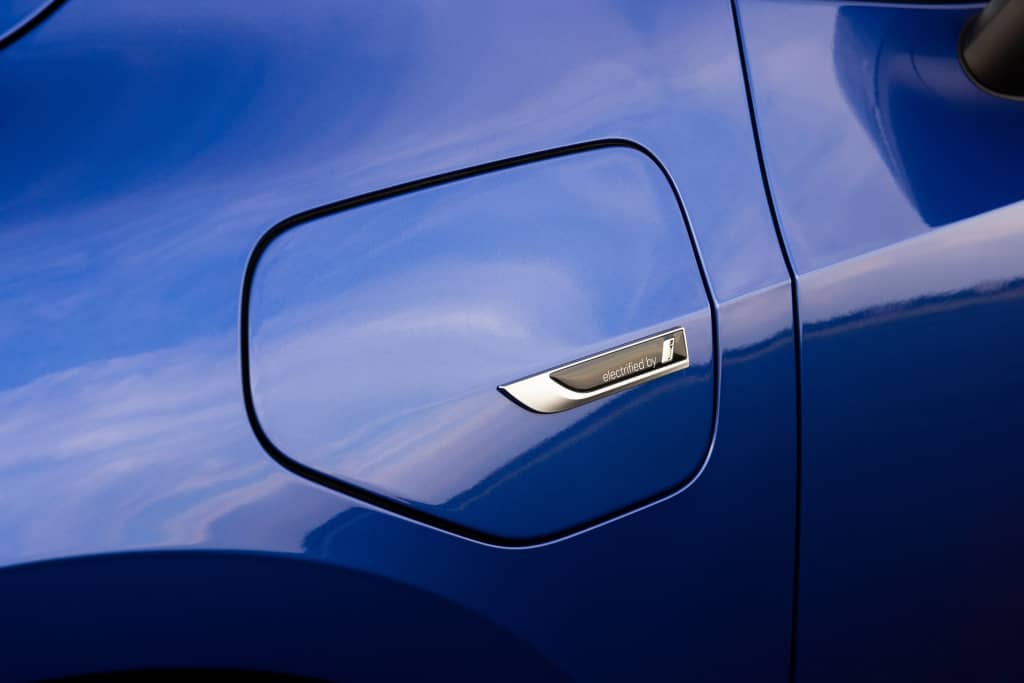 Detalle del puerto de carga del BMW Serie 2 Active Tourer híbrido.