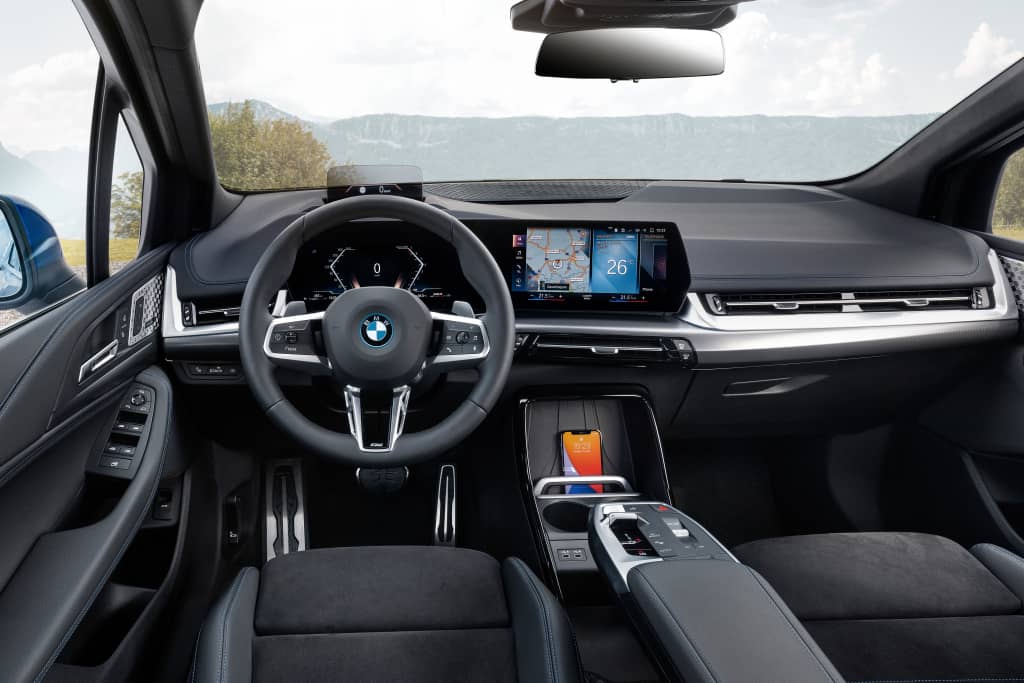 Volante y pantalla central del BMW Serie 2 Active Tourer, diseño ergonómico.