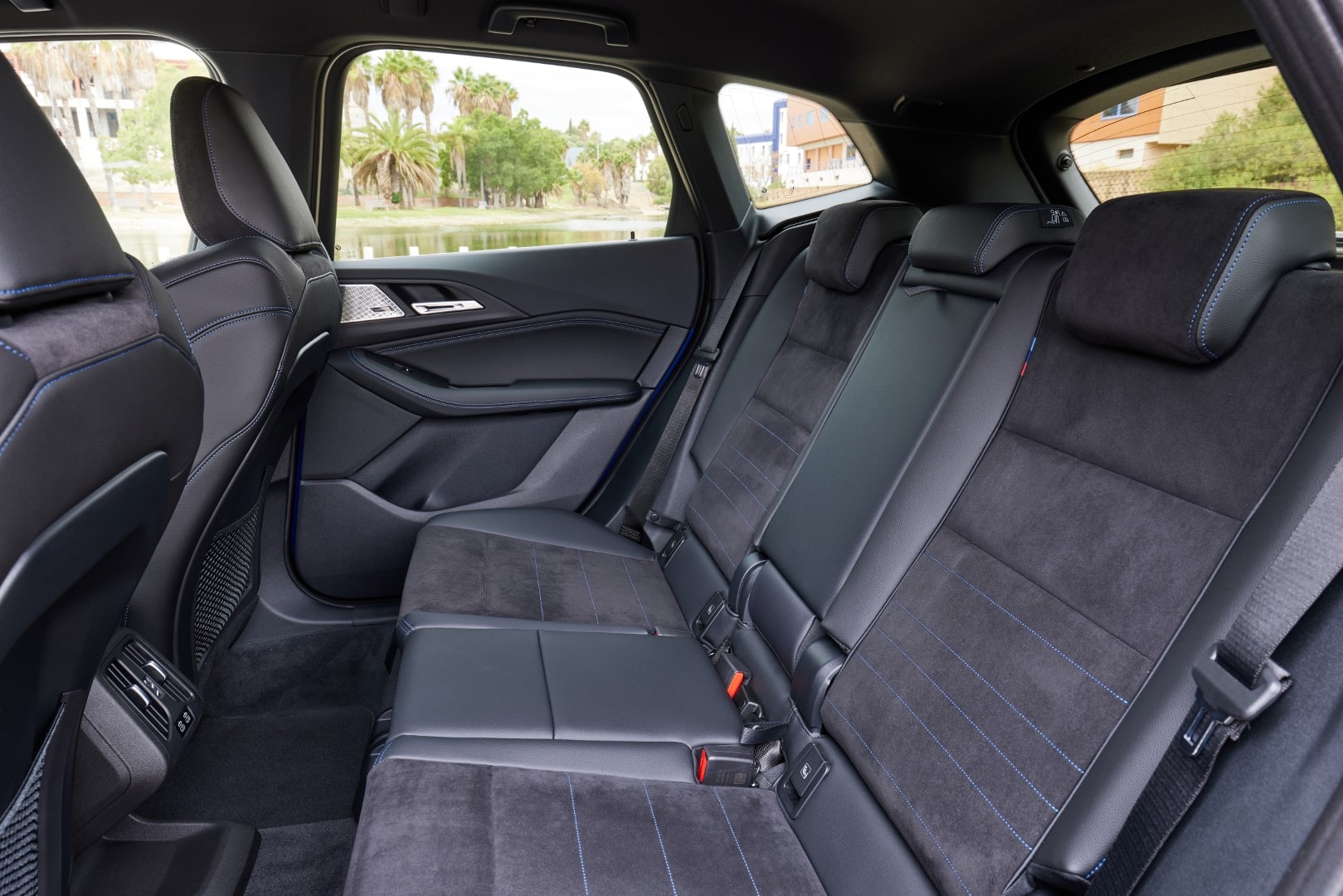 Configuración de asientos traseros espaciosa y confortable.