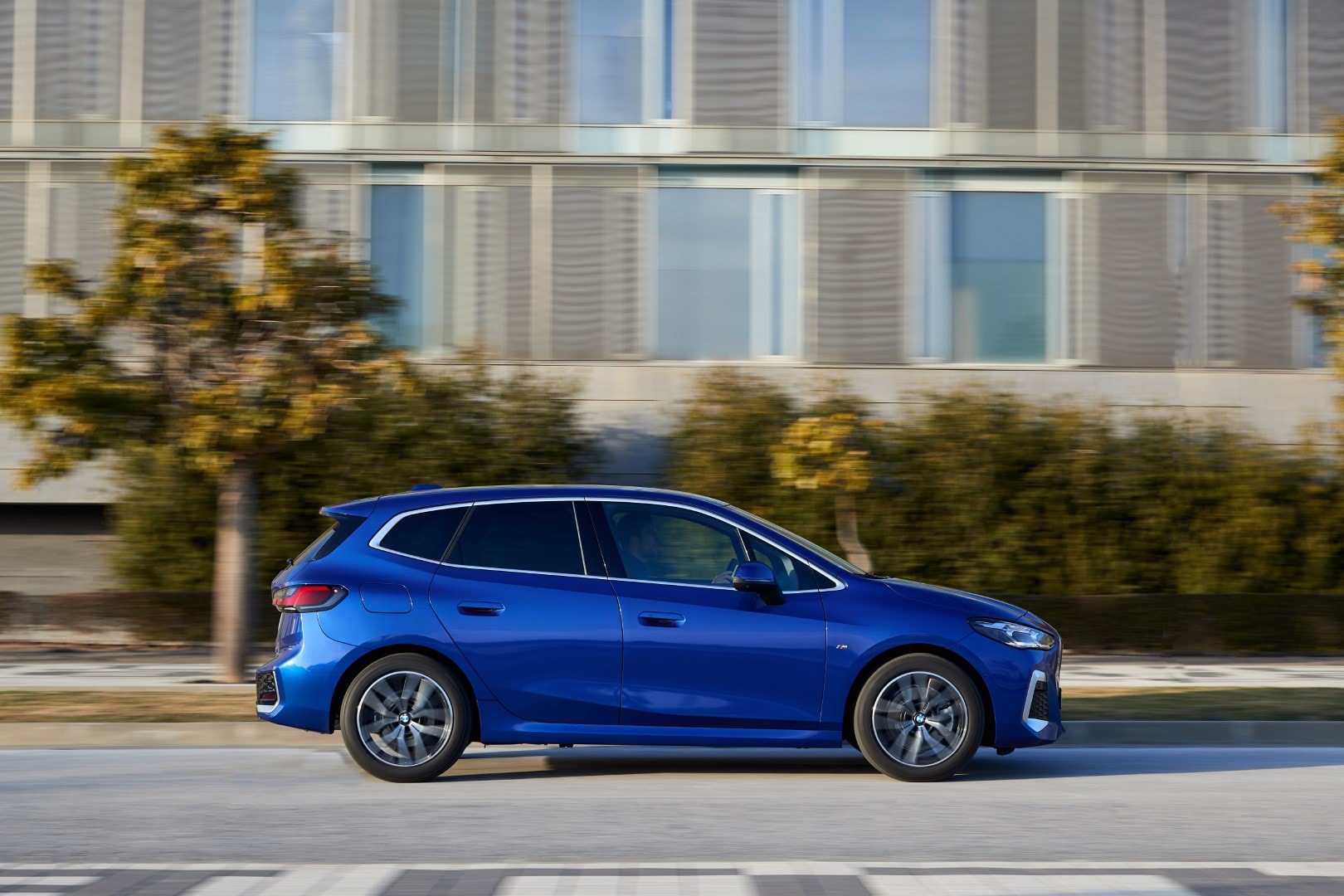 Perfil elegante y deportivo del BMW Serie 2 Active Tourer.
