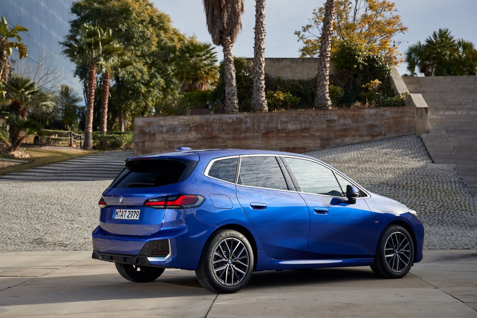 Visión completa de la parte trasera y lateral del BMW Serie 2 Active Tourer.