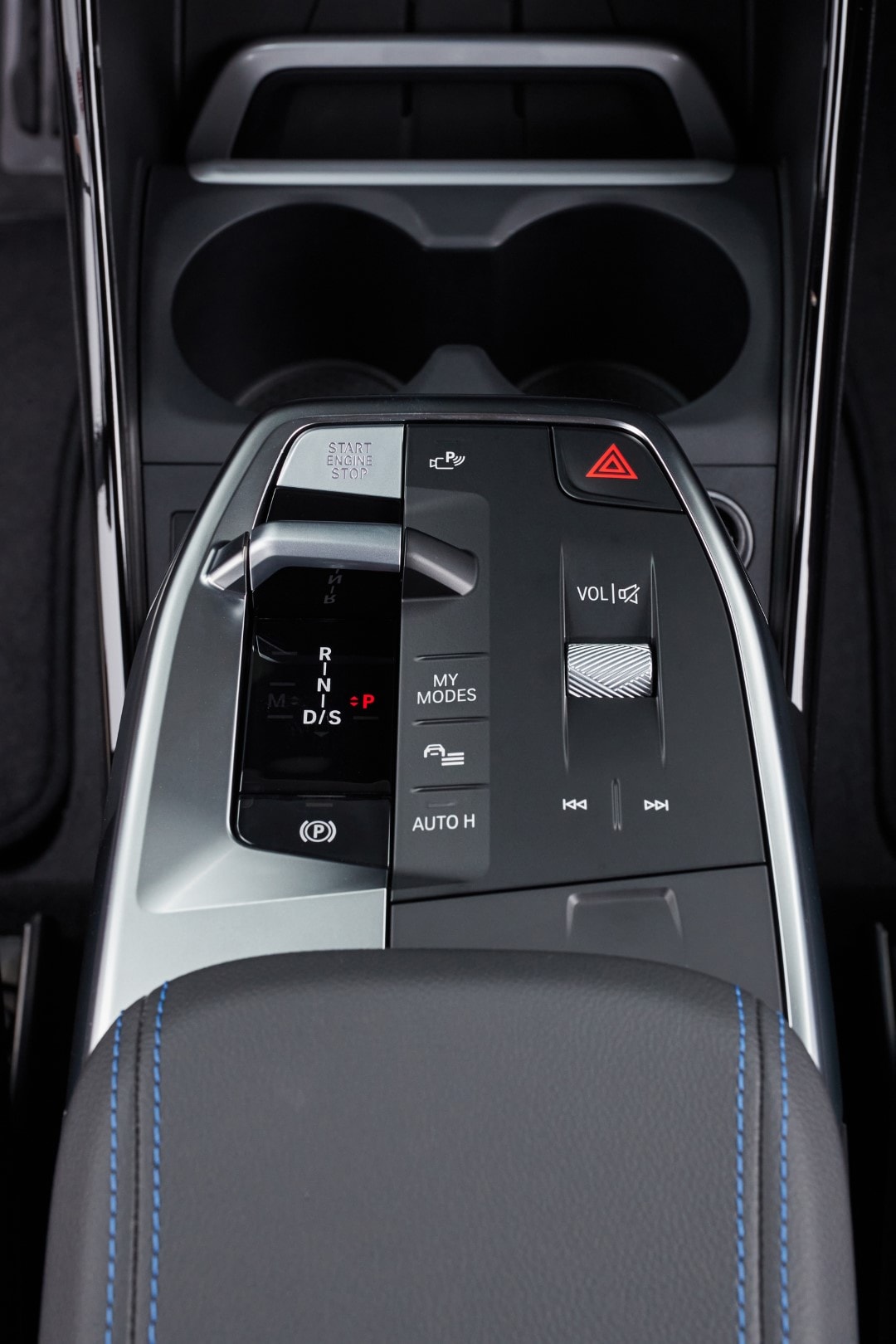 Vista de la consola central con cambio de marchas y controles.