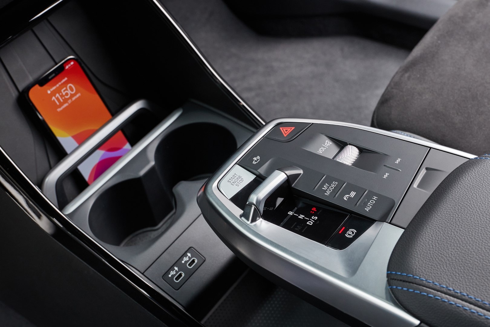 Vista de la consola central con palanca de cambios y compartimentos.