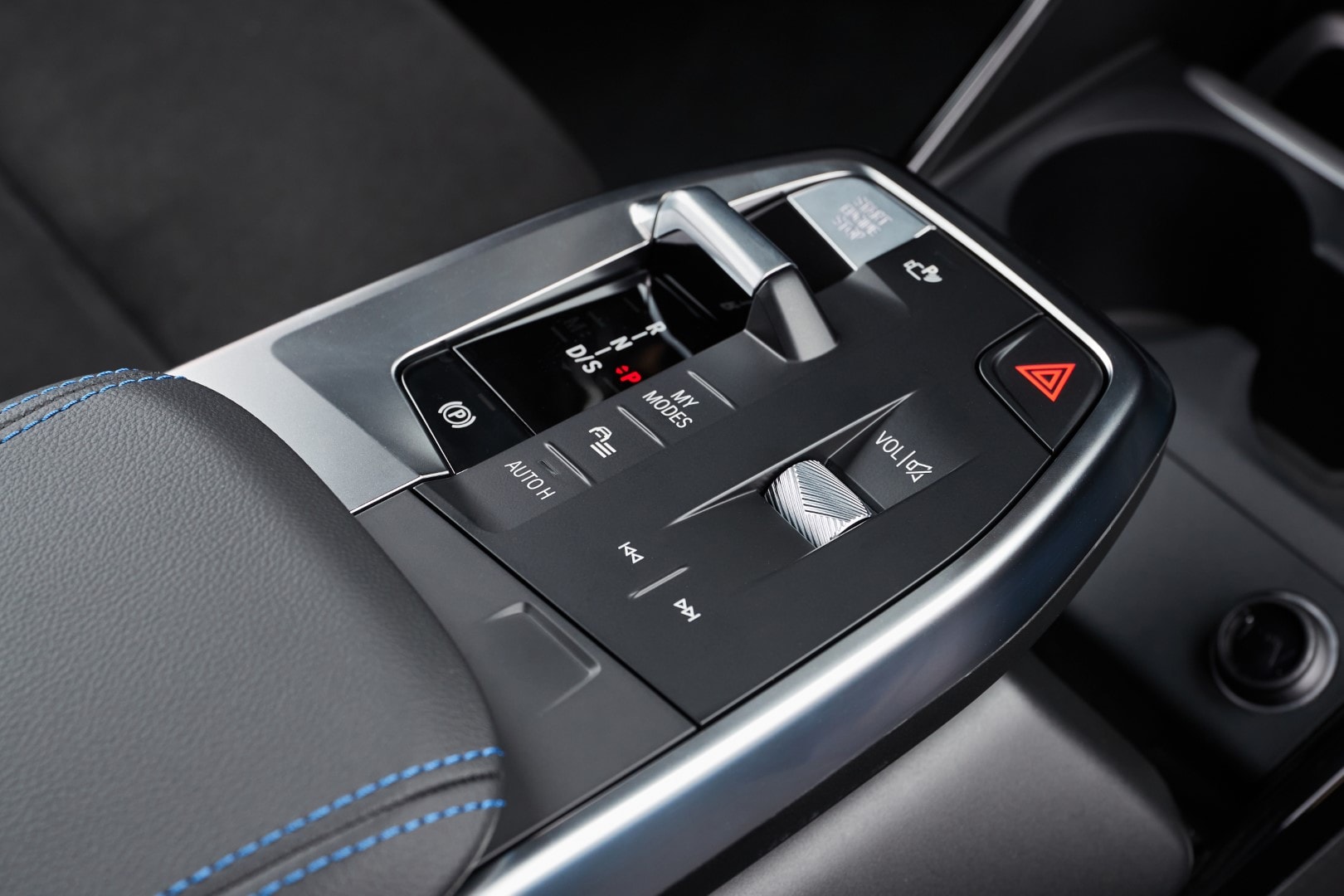 Enfoque en la estética y funcionalidad de los controles de la consola.