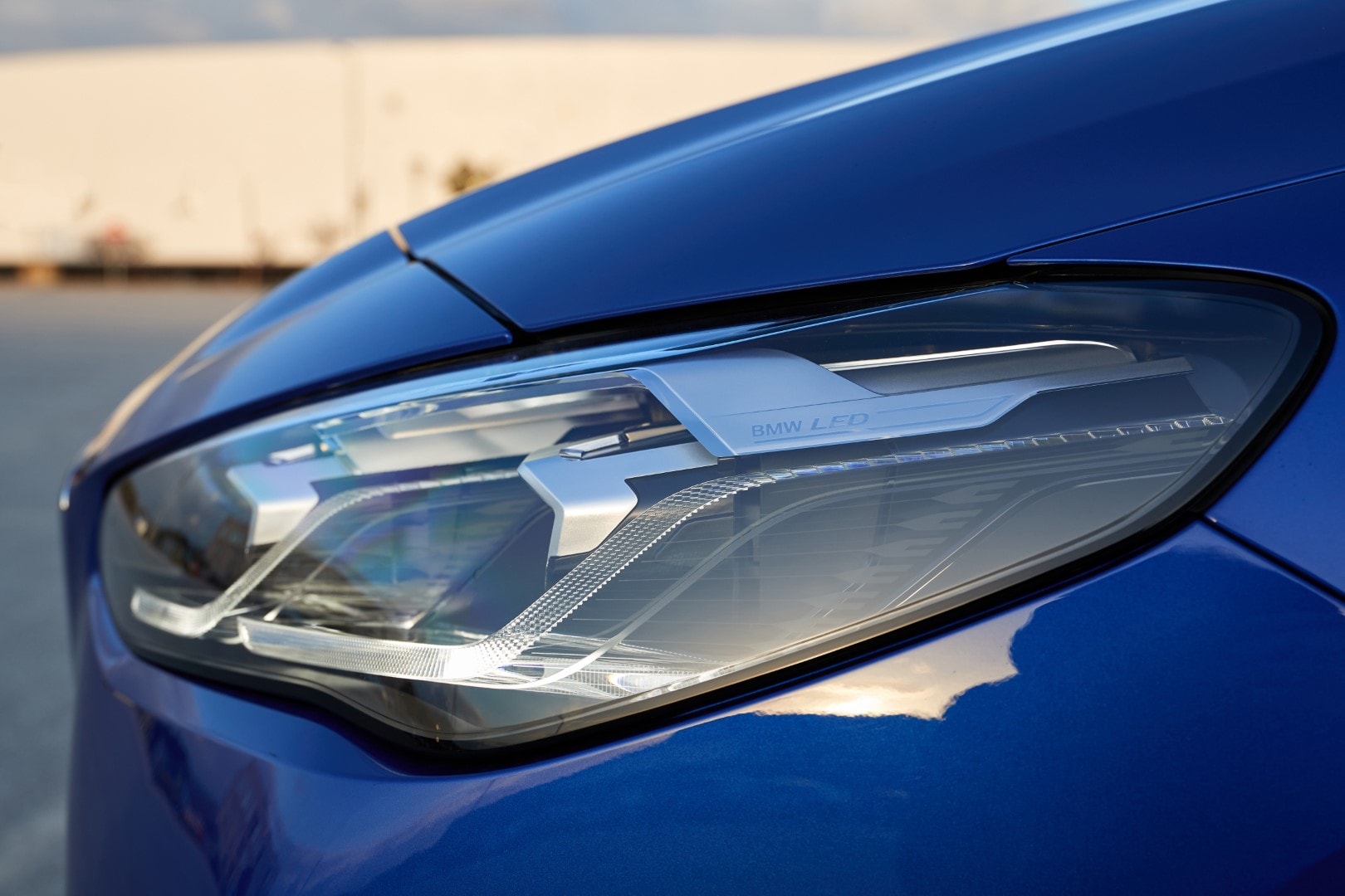 Detalle del diseño moderno de los faros del BMW Serie 2 Active Tourer