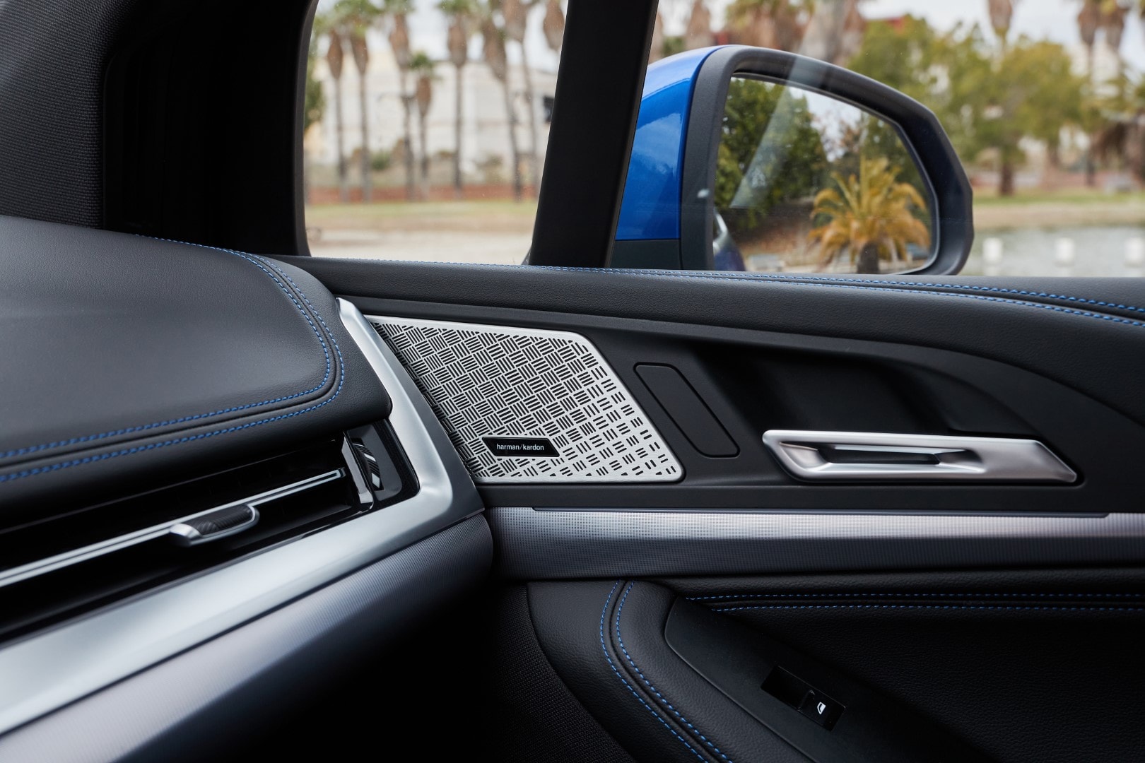 Vista del elegante diseño de la puerta y espejo retrovisor.