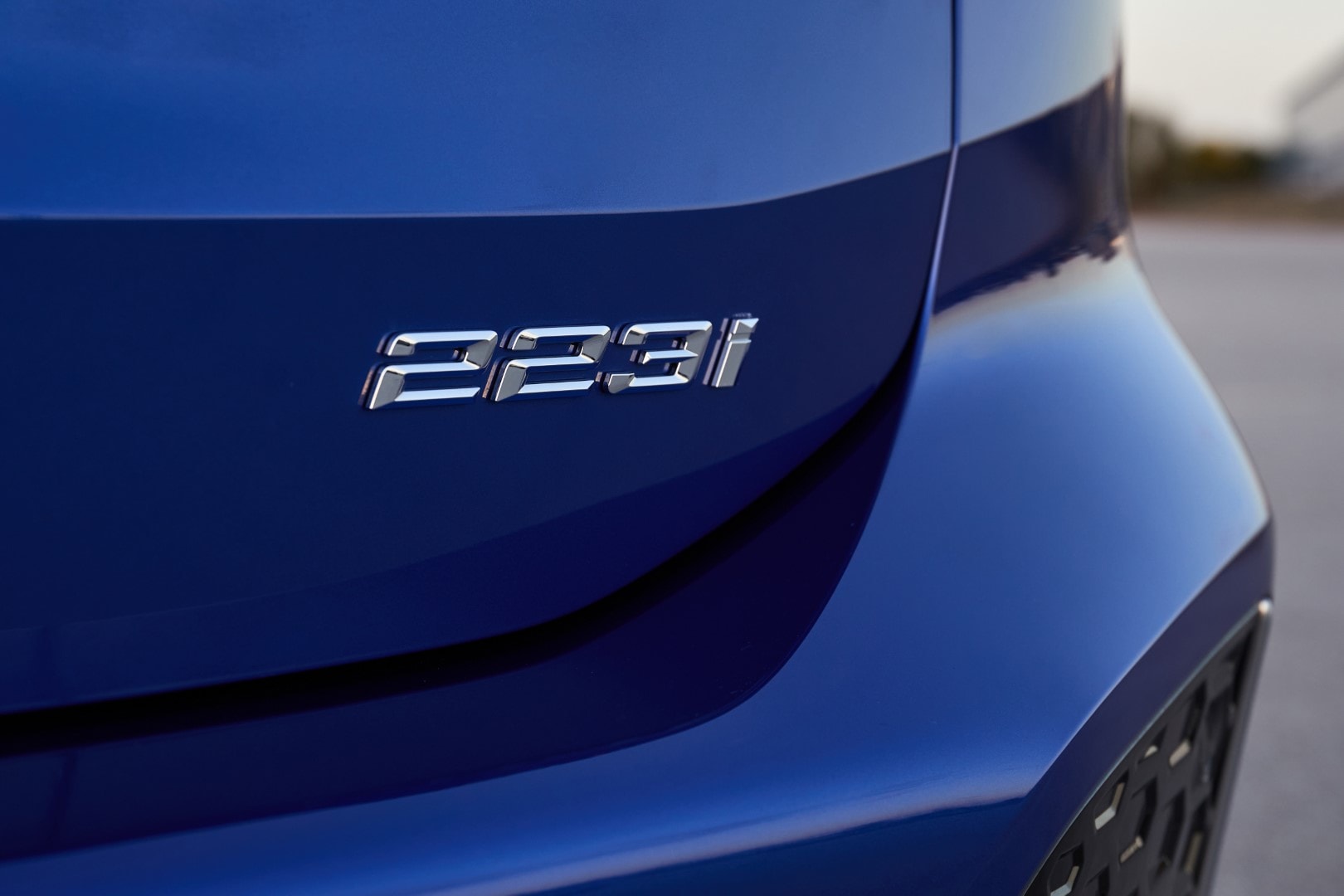 Placa identificativa "220i" del BMW Serie 2 Active Tourer.