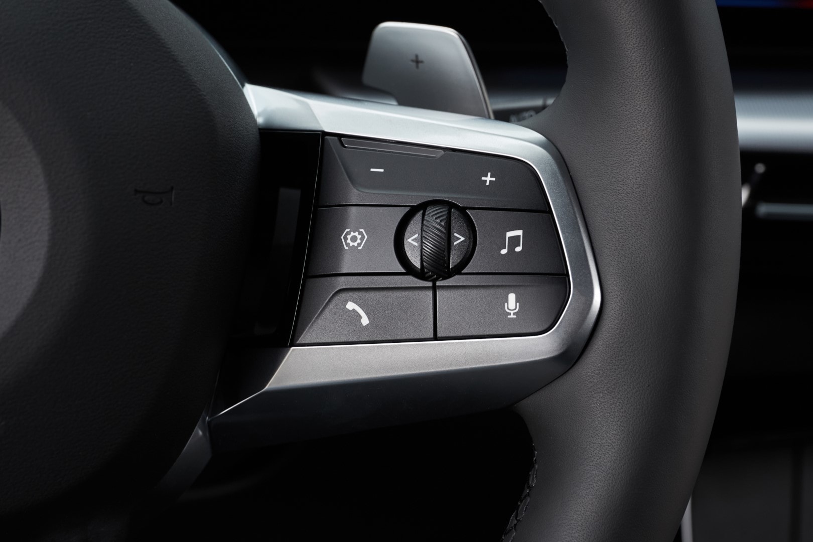 Comandos integrados en el volante del BMW Serie 2 Active Tourer.