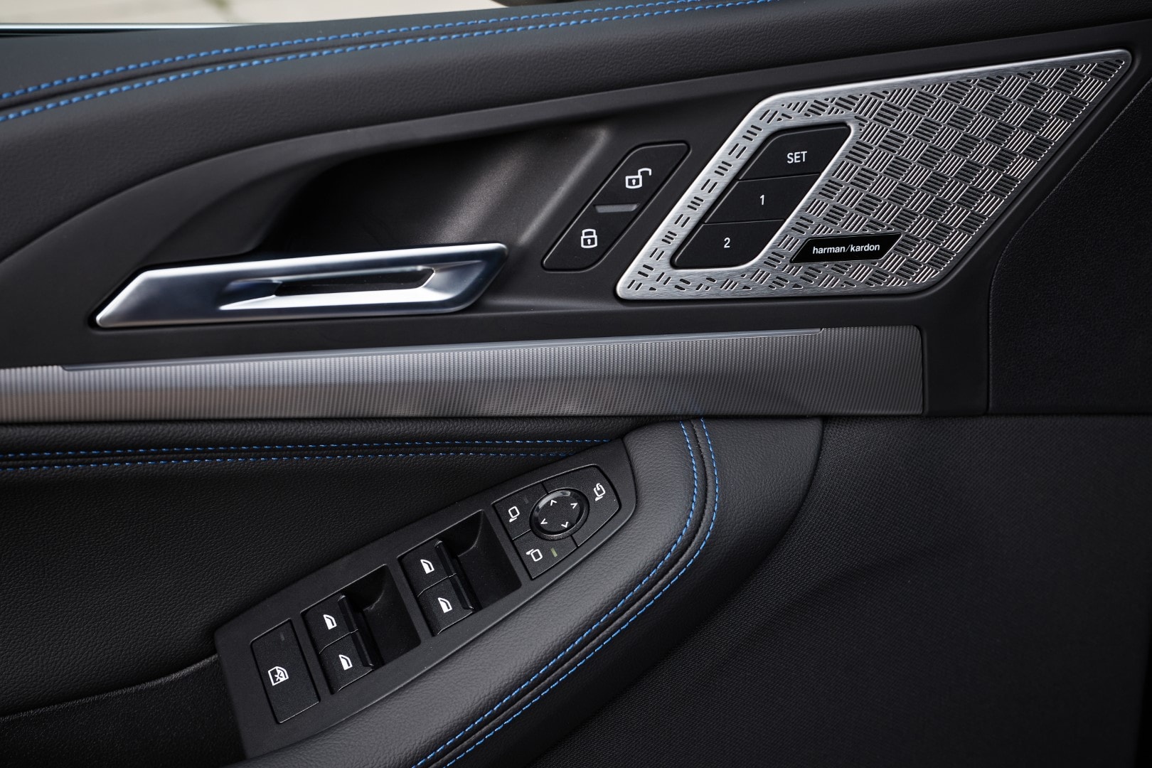 Detalle del panel de la puerta con controles de ventana y espejo.