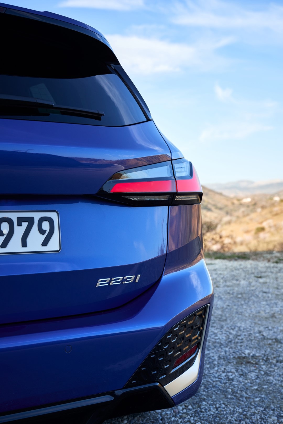 Detalle de la trasera con foco en las luces y diseño aerodinámico.