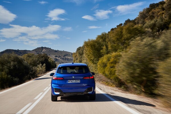 Perspectiva trasera del BMW Serie 2 Active Tourer en carretera abierta Perspectiva trasera del BMW Serie 2 Active Tourer en carretera abierta