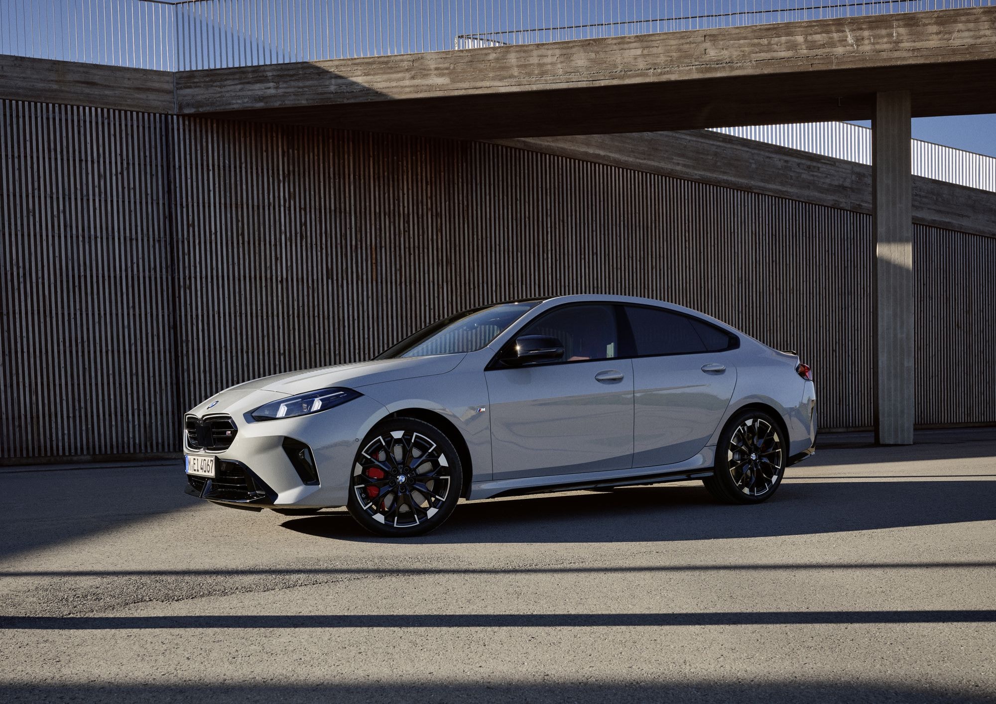 Otra perspectiva del interior, mostrando la pantalla táctil y el control de funciones.