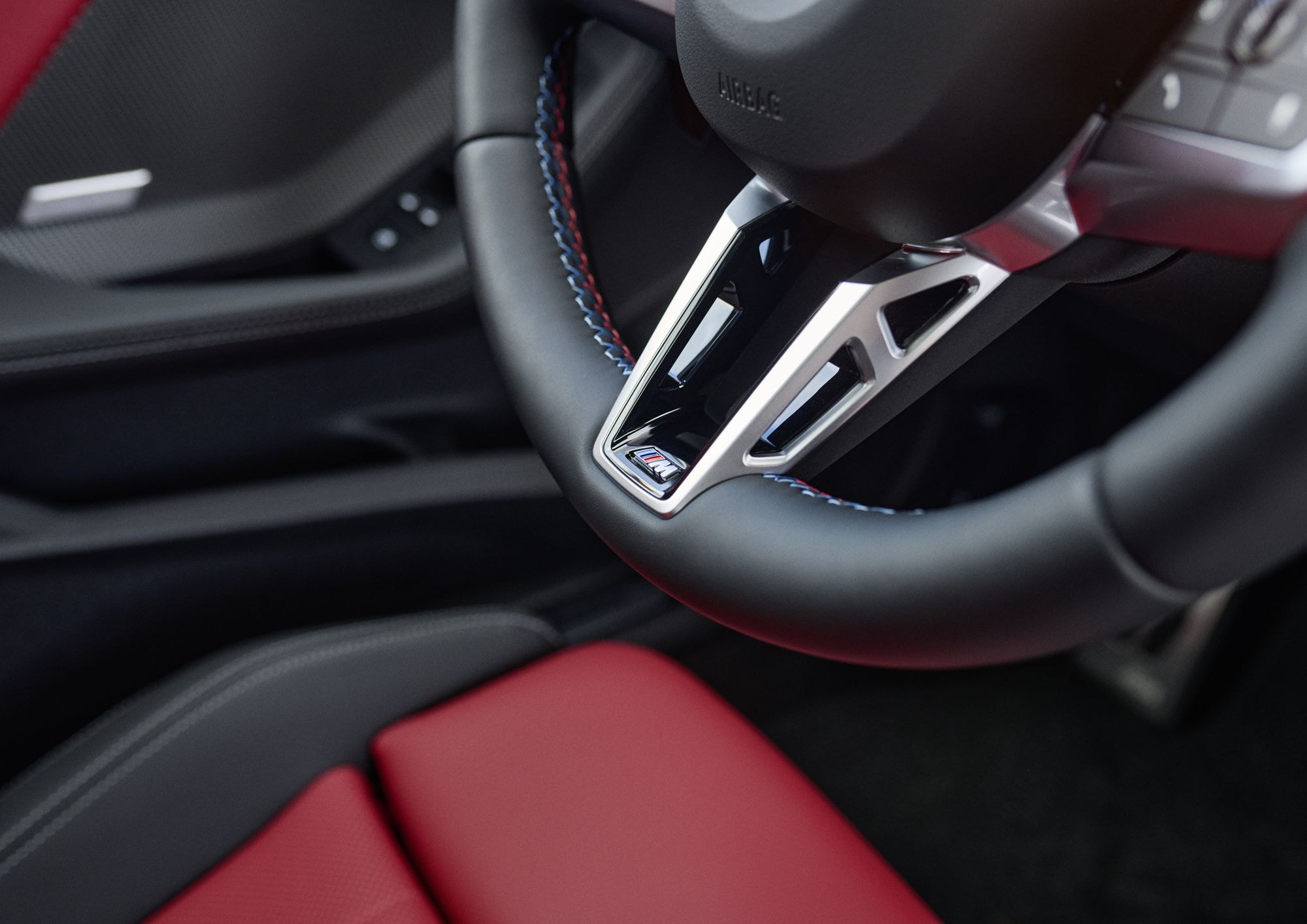 Interior del BMW Serie 2 Gran Coupé, con asientos de cuero rojos que destacan su deportividad.