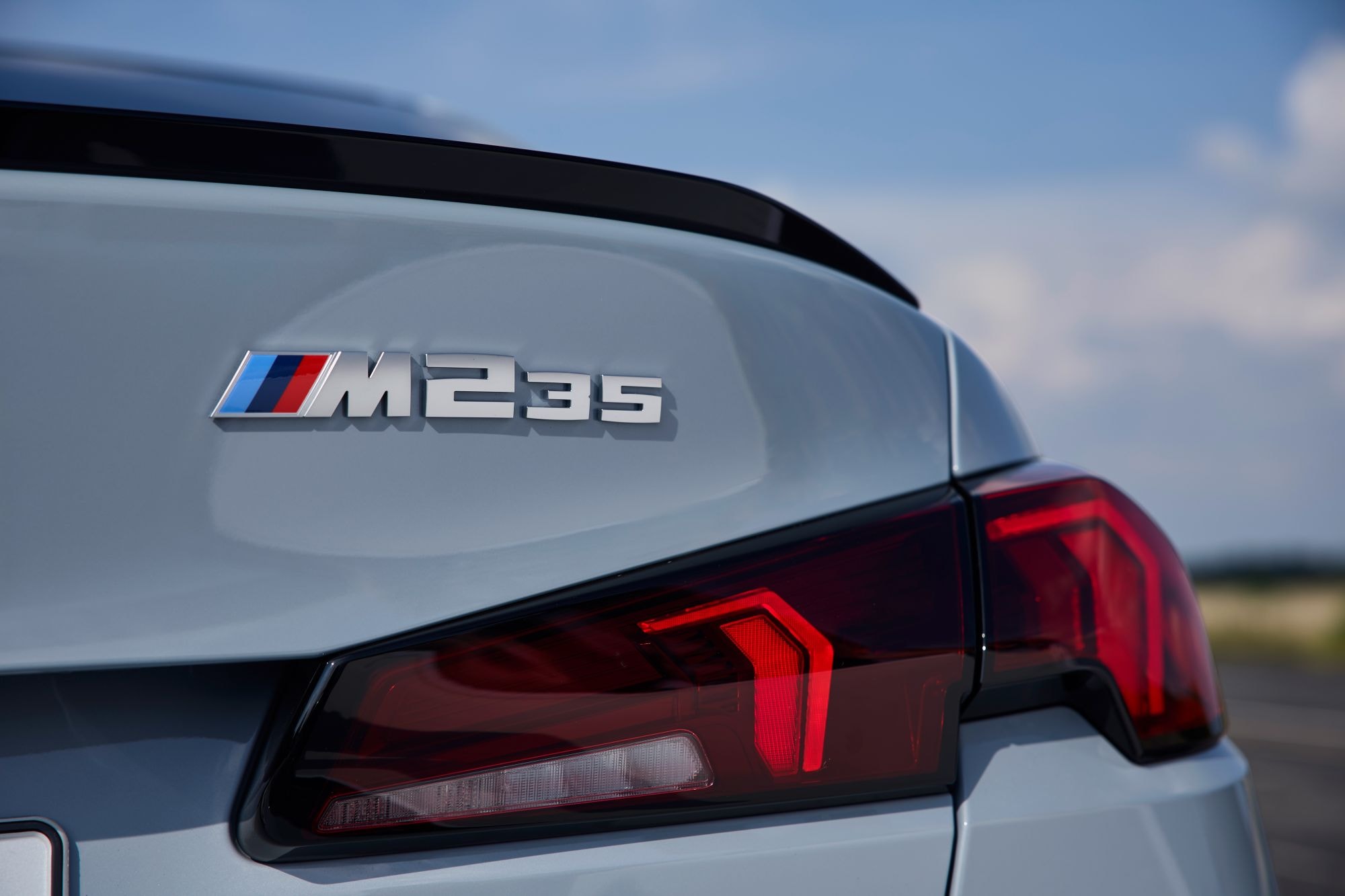 Perfil lateral del BMW, muestra detalles de diseño y ruedas deportivas.