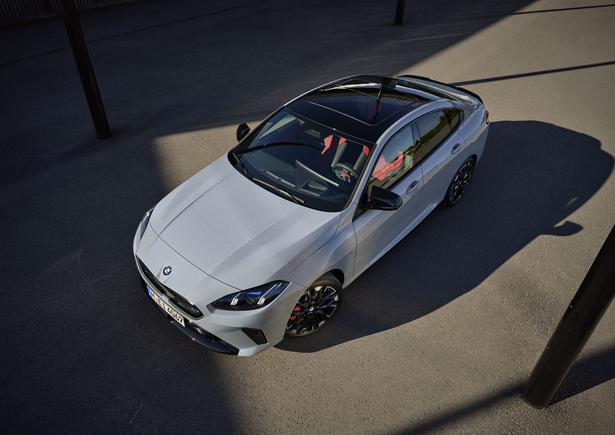 Perfil del BMW Serie 2 Gran Coupé, resaltando su silueta aerodinámica.