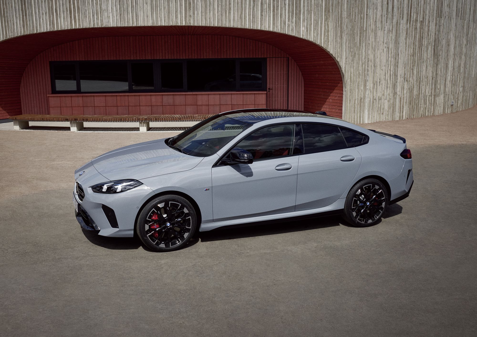 perspectiva superior del BMW Serie 2 Gran Coupé, resaltando su elegante silueta.