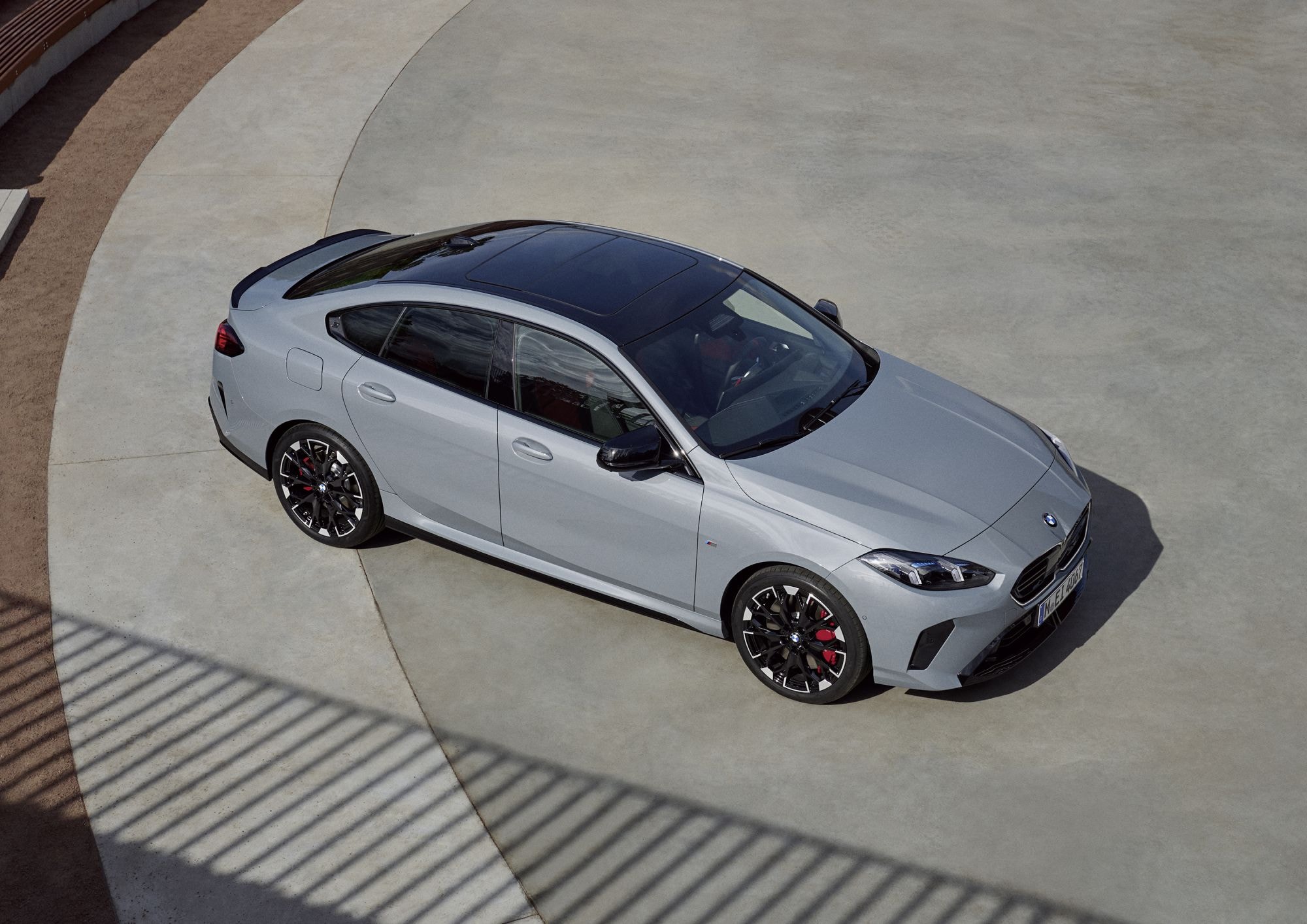 Vista lateral del BMW Serie 2 Gran Coupé, resaltando su diseño deportivo y elegante.