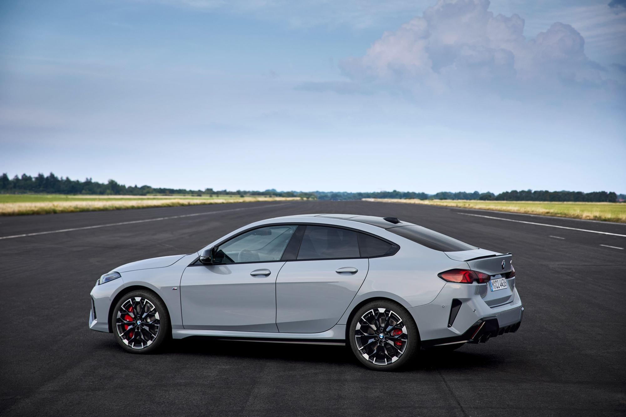 Vista lateral del BMW Serie 2 Gran Coupé, destacando su diseño aerodinámico.