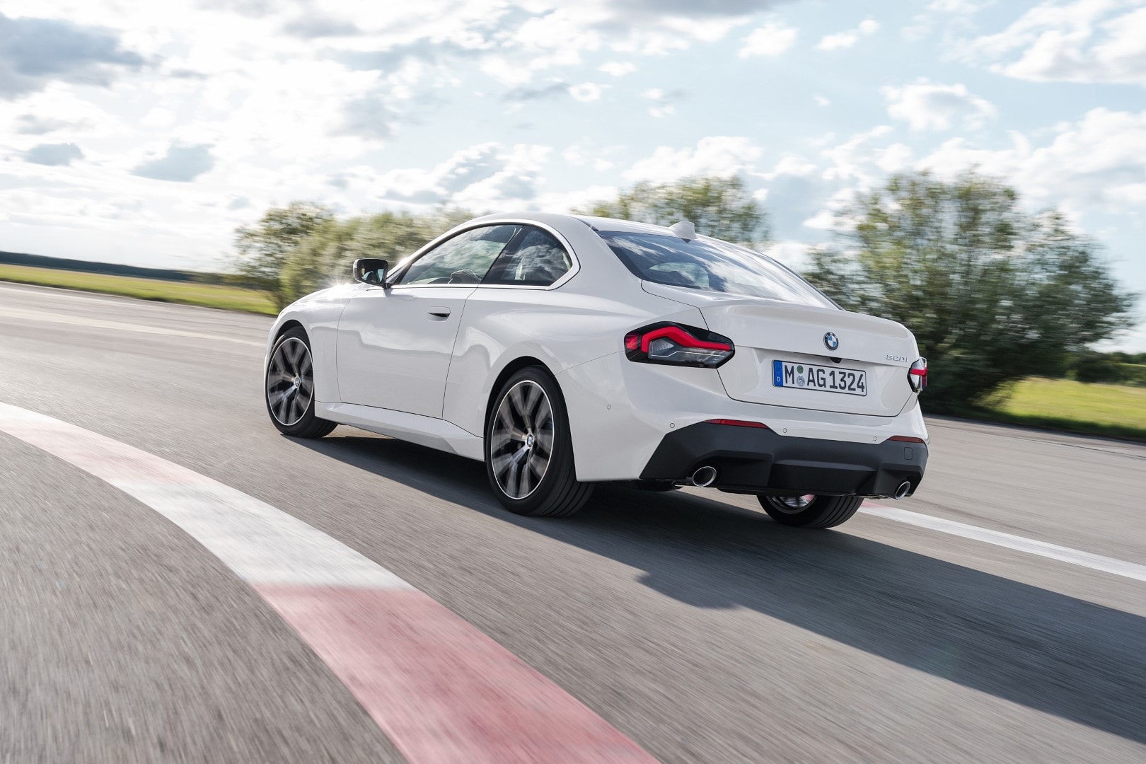 Perfil trasero del BMW Serie 2 Coupé en movimiento, destacando su dinamismo.