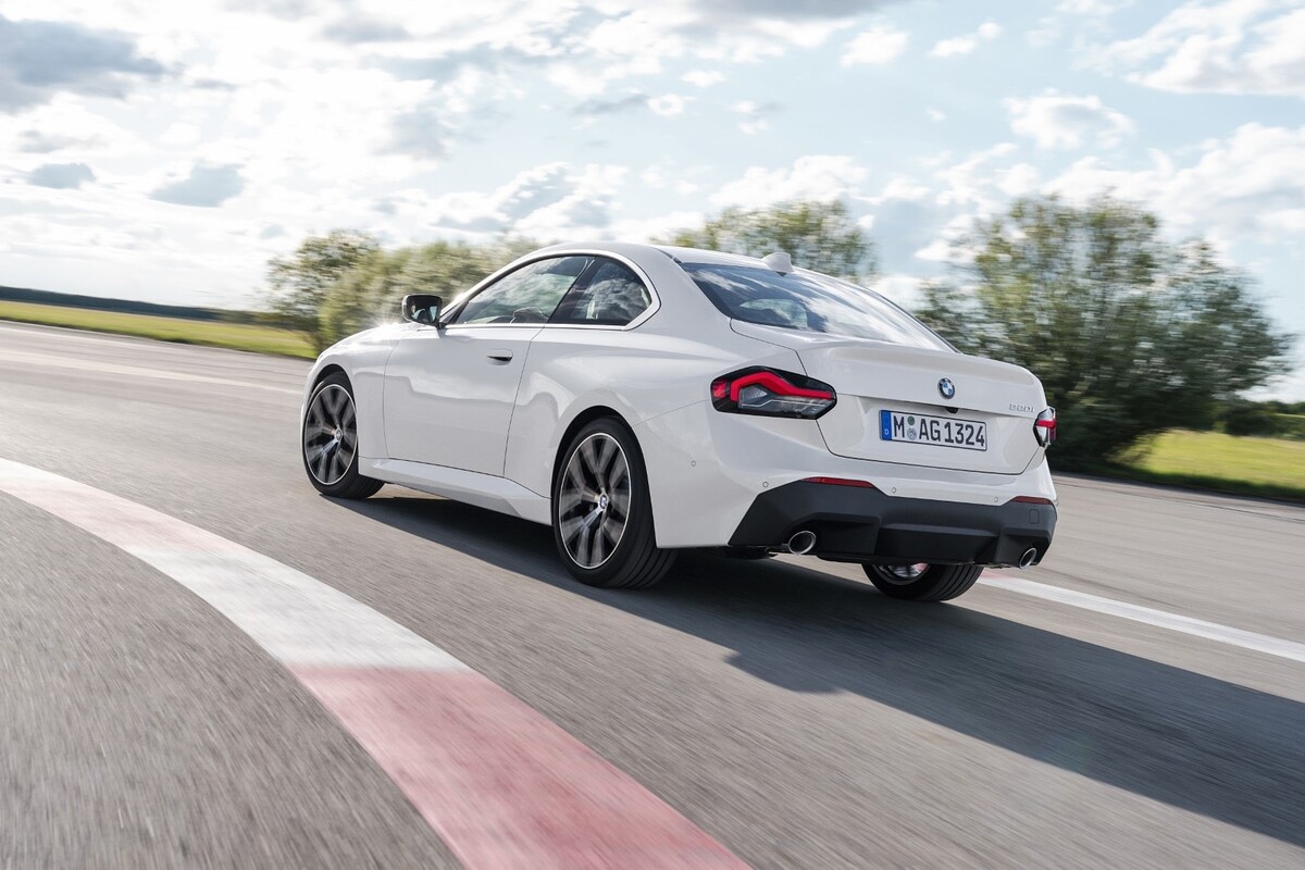Perfil trasero del BMW Serie 2 Coupé en movimiento, destacando su dinamismo. Perfil trasero del BMW Serie 2 Coupé en movimiento, destacando su dinamismo.