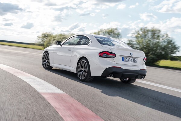 Perfil trasero del BMW Serie 2 Coupé en movimiento, destacando su dinamismo. Perfil trasero del BMW Serie 2 Coupé en movimiento, destacando su dinamismo.