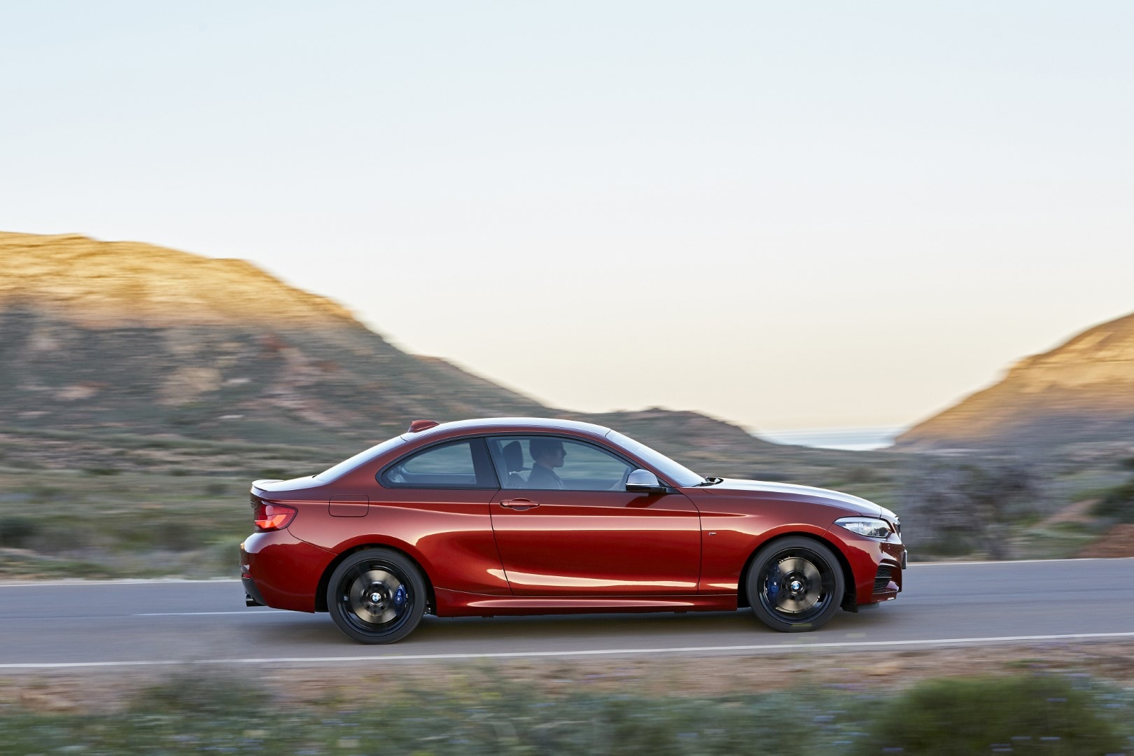 La elegancia y la deportividad fluyen en el diseño lateral del BMW Serie 2 Coupé.