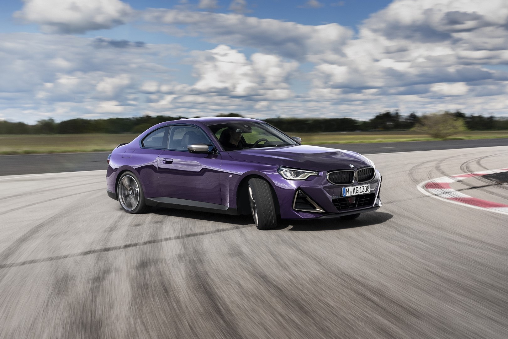 La combinación de estilo y velocidad se personifica en este BMW Serie 2 Coupé morado.