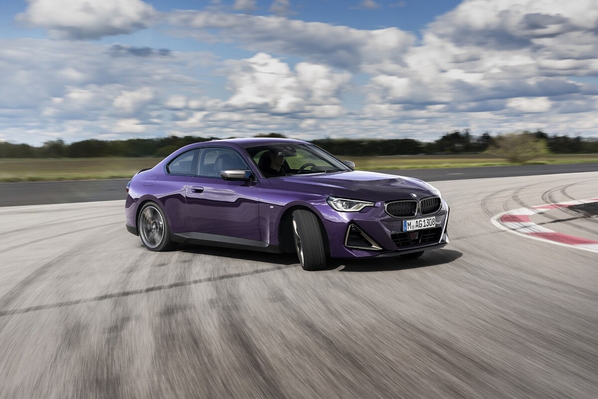 La combinación de estilo y velocidad se personifica en este BMW Serie 2 Coupé morado. La combinación de estilo y velocidad se personifica en este BMW Serie 2 Coupé morado.
