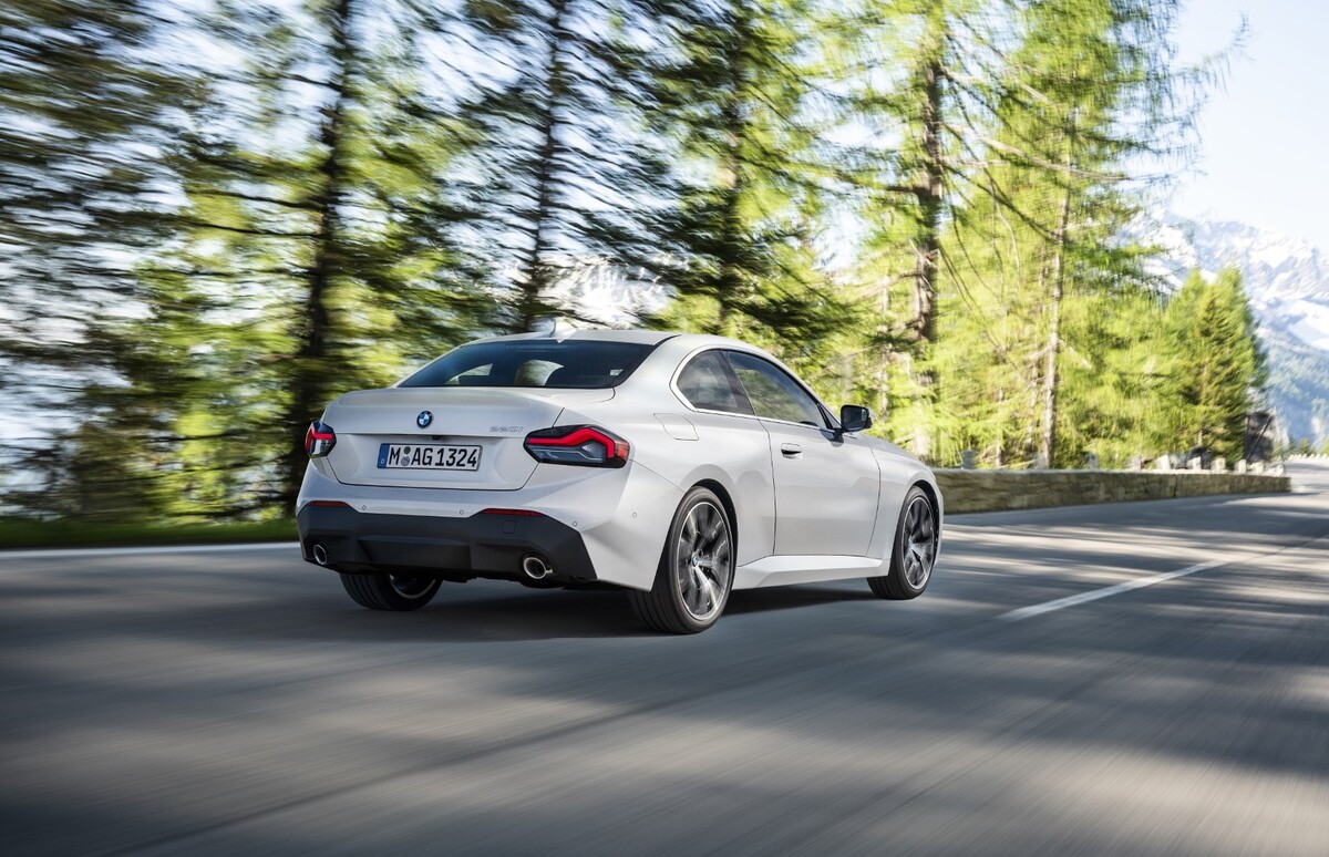 Trasera y lateral del BMW Serie 2 Coupé en acción, exuda deportividad. Trasera y lateral del BMW Serie 2 Coupé en acción, exuda deportividad.