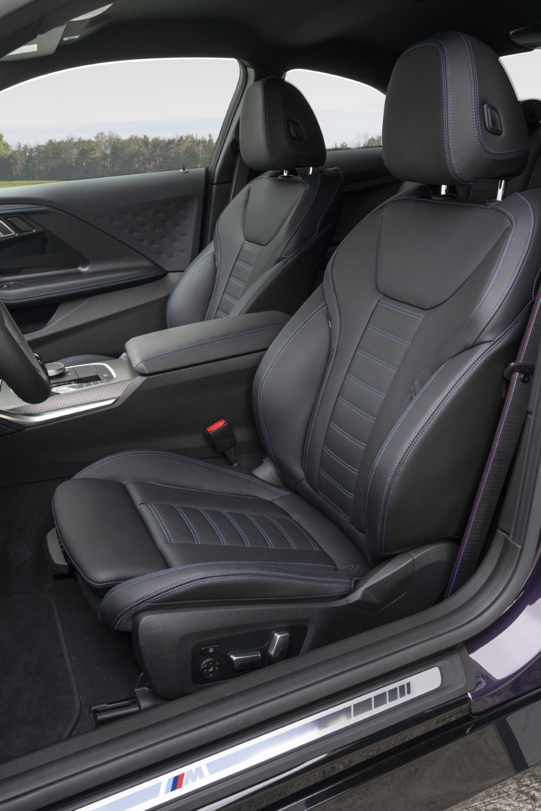 Asientos deportivos de la cabina del BMW Serie 2 Coupé con acabados premium.