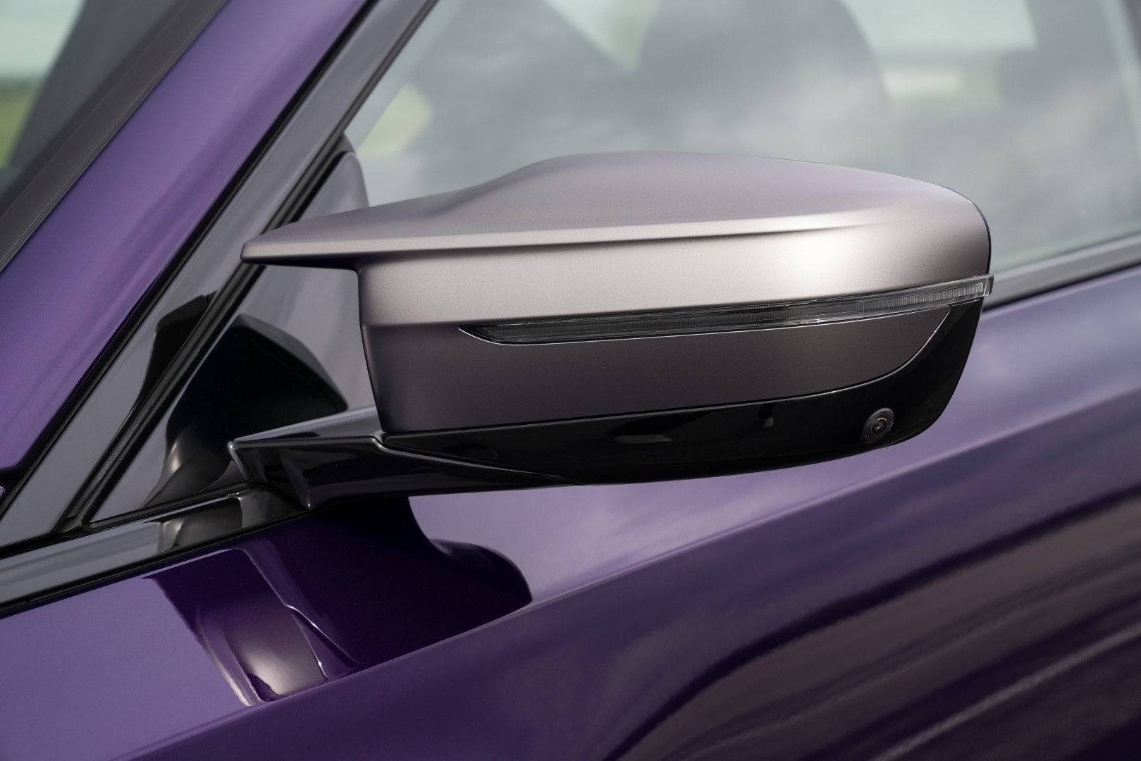 Espejo retrovisor externo con acabado en mate y señalizadores integrados.