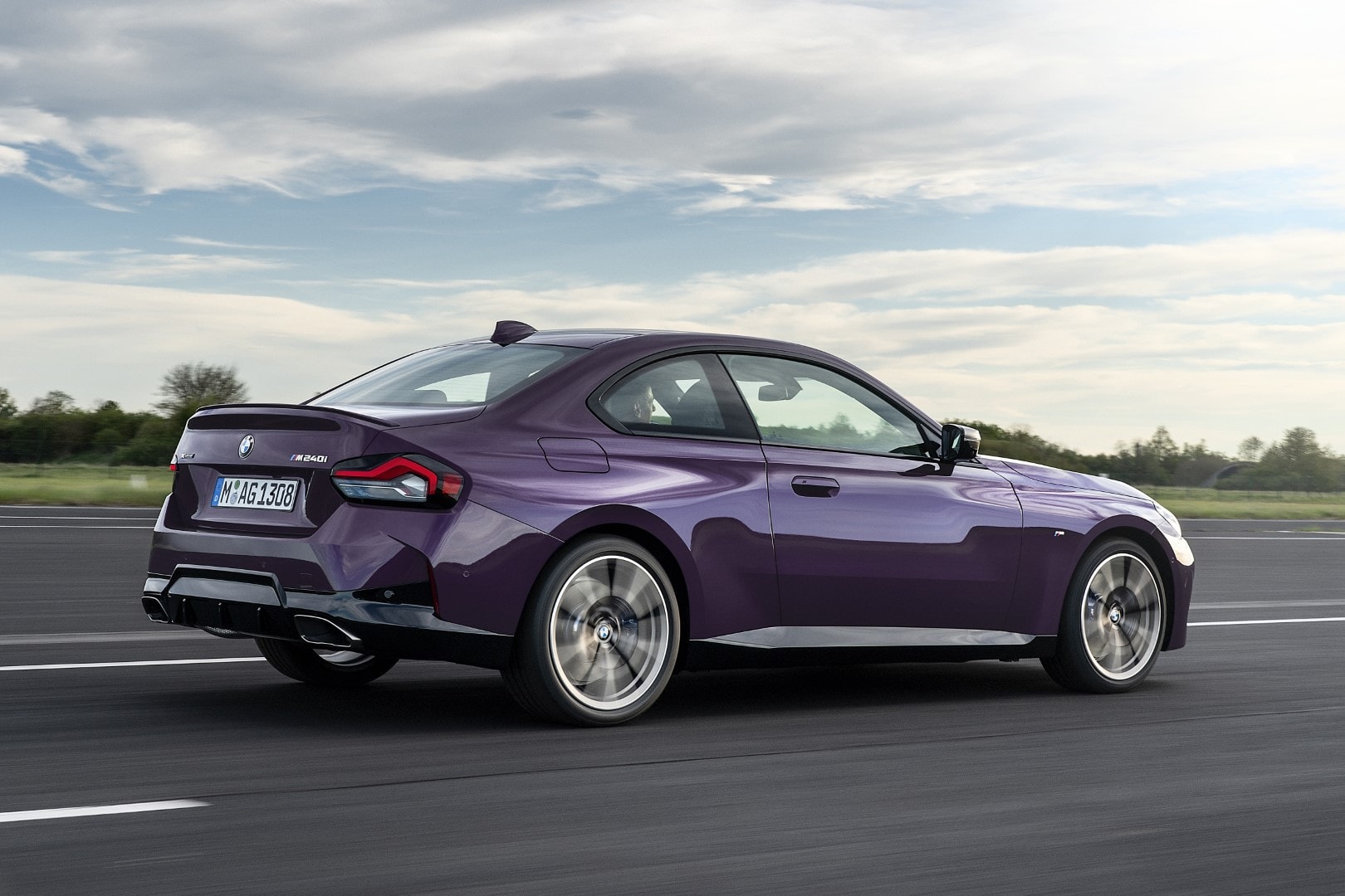 Visión lateral y trasera del BMW Serie 2 Coupé que destaca su deportividad.